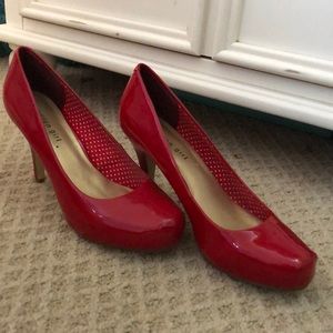 Shiny red heels!!